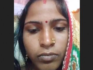 Village bhabhi indulges in self-pleasure with her hands