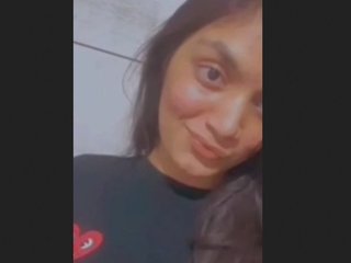 Desi beauty reveals her voluptuous curves in a seductive manner