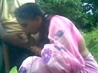 Indian aunt performs oral sex in public park