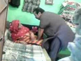 Middle-aged Muslim aunty gets intimate in her residence