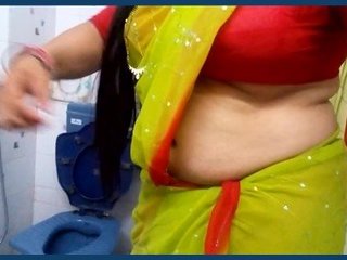 Bhabhis' navel is showcased in this video