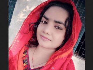 Indian beauty reveals her curves in a sensual bath