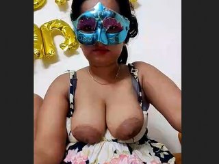 Sajina's high-quality live performance on camera