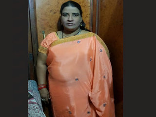 Indian plus-size aunt Reshma gives a blowjob