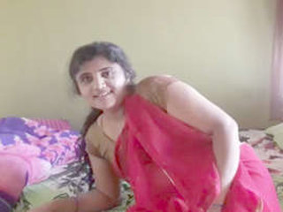 Desi wife records herself pleasuring her pussy for her husband