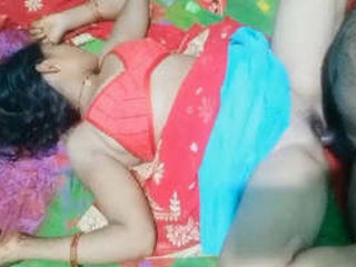 Indian beauty engages in sexual activity