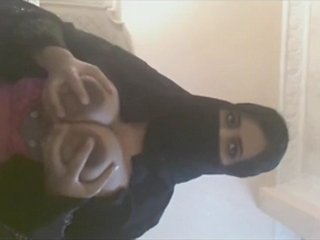 Sensual Pakistani beauty showcases her ample assets in captivating videos