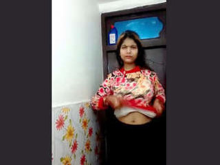 Hairy-armpit Indian beauty bares all in explicit video