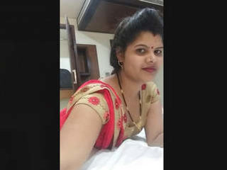 Desi aunty reveals her naked form