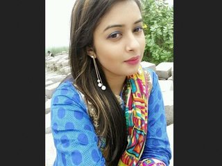 Desi beauty bares her breasts in a sensual video