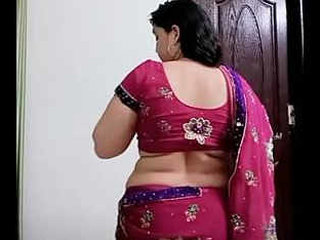 Cheerful Delhi housewife Ishita Kumari reveals her navel