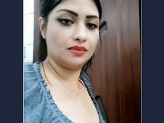 Stunning Indian beauty flaunting her assets