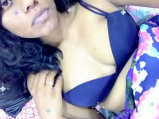 Seductive Indian beauty flaunting her assets