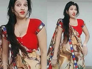 Aunty's enticing cleavage and belly on display