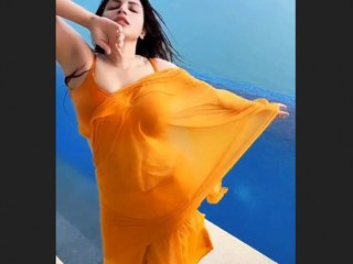 South Asian wife masturbates in traditional sari dress