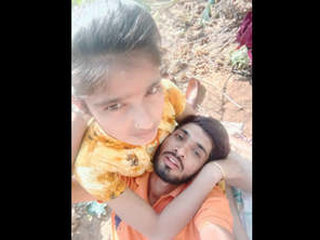 Amateur couple gets frisky in the great outdoors