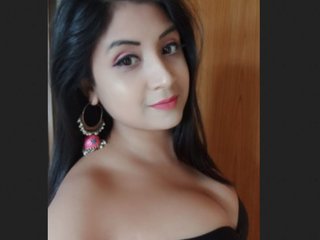 Desi babe displays her sensual moves in a steamy video
