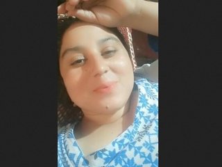 Pakistani bhabhi flaunts her big boobs in a seductive video