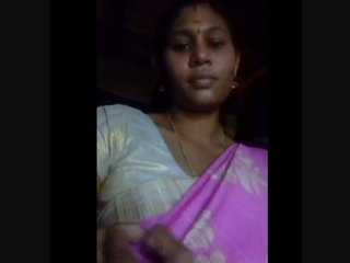 Mallu bhabi flaunts her sexy fringe in a steamy video