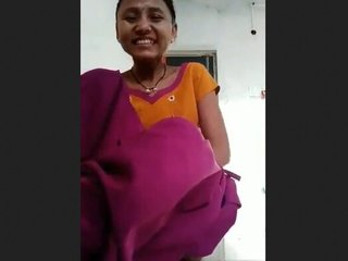 Desi bhabhi flaunts her naked pussy in a video