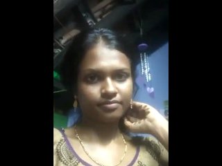 Indian girl changes her dress in a MMS video