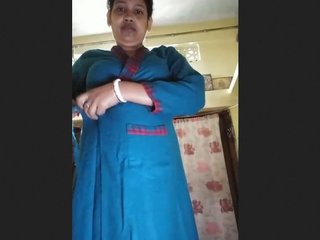 Bowie flaunts her naked body in a seductive display