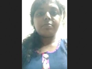 Indian girl reveals her body in a steamy video
