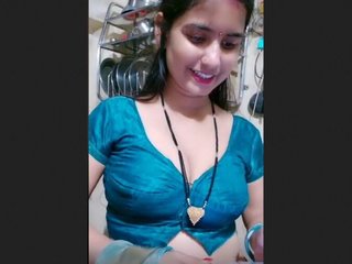 Cute bhabhi flaunts her cleavage and removes her blouse