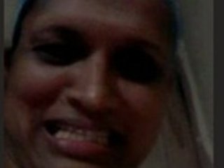 Mature bhabi flaunts her assets on VC