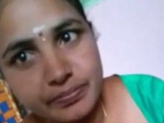 Desi babe Tammy gets naked and wild in MMS video