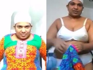 Curvy Indian Aunty gets naughty with a Desi stud