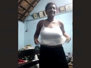 Indian girl flaunts her big boobs in a sensual video
