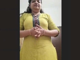 Latest Mallu aunty video with stunning looks and seductive moves
