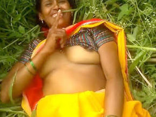 Bhabhi from a village bares her breasts in the open air