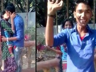 Desi MMS video of a young Indian couple caught in the act of kissing