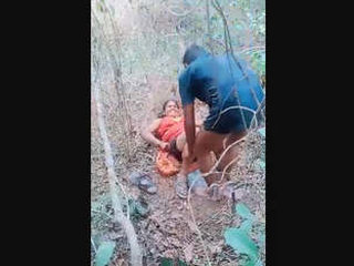 Mature Indian bhabhi indulges in outdoor sex with a younger man