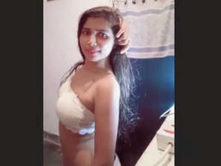 Randi's live dance show for cash: A sensual and seductive performance