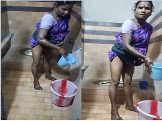 Indian aunty cleansing her pussy in exclusive video