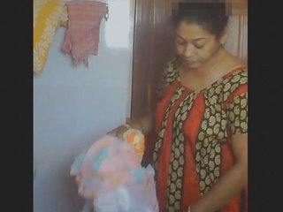 Mature aunty bathing in the tub