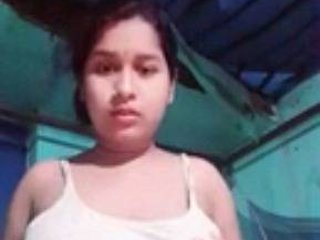 Indian beauty indulges in solo masturbation session