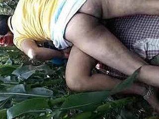 Indian couple enjoys outdoor sex in public