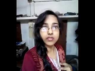 Desi girl flaunts her body in a nude video
