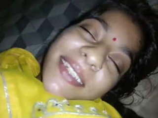 Stunning married Indian woman performs oral sex in the evening