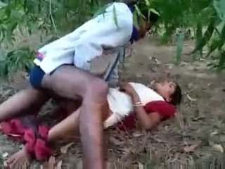 Desi babe gets outdoor sex in village setting