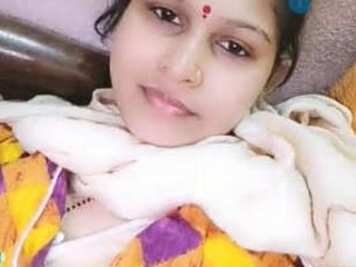 Horny Indian bhabhi gets naughty on cam