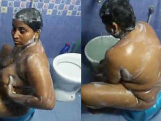 Tamil aunty in Chennai gets naked and soaps up in the shower