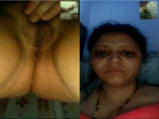 Indian amateur babe Anu Bhabhi flaunts her body and gives a blowjob in this exclusive video