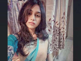 Cute Desi girl in hot MMS showing off her boobs and playing with herself