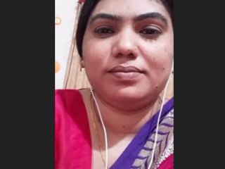 Married bhabi flaunts her body in steamy video