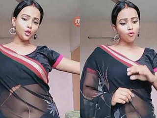 Busty beauty flaunts her belly button in a sexy saree